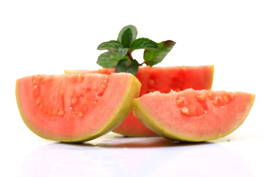 vitamina-c-kiwi-alimente-bogate-in-vitamina-c-antioxidanti-ardei-gras-rosu-guava-coacaze-negre-pruna-kakadu-lychee-ardei-chili-imunitate-alimentatie-sanatoasa-sanatate-g4food