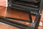 Cum cureți geamul cuptorului fără să freci ore întregi. Trucul simplu care dizolvă grăsimea arsă / De ce nu e bine să-l cureți când este încă încins