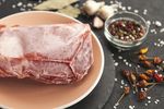 Ai lăsat carnea congelată pe blat? După cât timp trebuie să o arunci / Care sunt metodele sigure pentru a decongela carnea