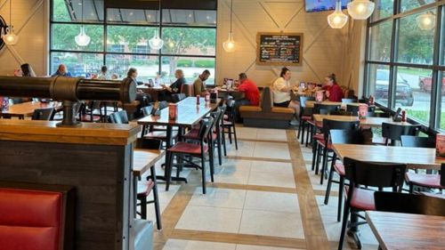 Trei bărbaţi, cercetaţi după un scandal izbucnit într-un restaurant aflat într-un mall din Capitală / Două persoane au ajuns la spital în urma agresiunii