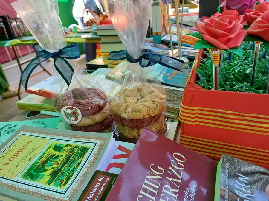 Sant Jordi sau Ziua Sfântului Gheorghe este echivalentul catalan al Zilei Îndrăgostiților