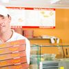 „Angajez exclusiv bărbați”. Anunțul pizzeriei fostului prezentator MasterChef a stârnit controverse. De ce vrea echipa formată doar din tineri între 18 și 25 de ani