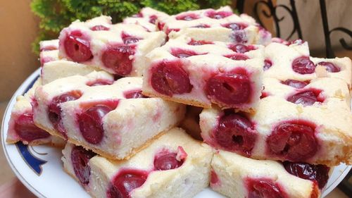 Zero waste. Ce faci cu albușurile care îți rămân de la preparatele de sărbători? / Rețetă simplă cu fructe, potrivită în orice sezon