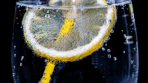 Este apa tonică, folosită în multe cocktail-uri, o băutură sigură? Ce este chinina, efectele sale secundare și posibilele beneficii