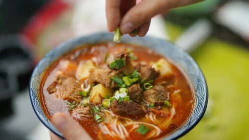 Trucul pentru a obține o ciorbă de văcuță „ca la bunica”. Rețeta tradițională, explicată pas cu pas