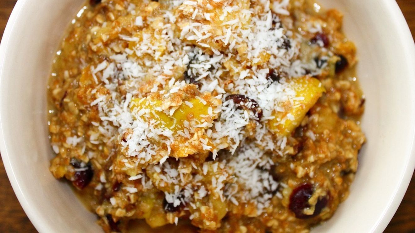 Fulgi de ovăz cu lapte și pulpă de dovleac, totul îndulcit cu banană coaptă. Mic dejun rapid și echilibrat