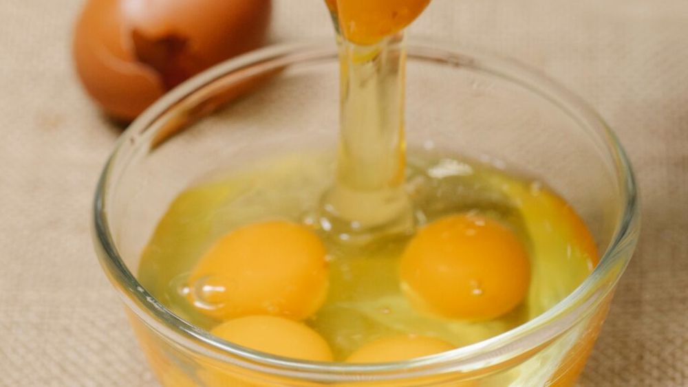 Nutriționist, specializat în obezitate, semnalează o greșeală frecventă în consumul de ouă/ Frica de a consuma gălbenuș se bazează pe un mit care privează organismul de un aliment complet