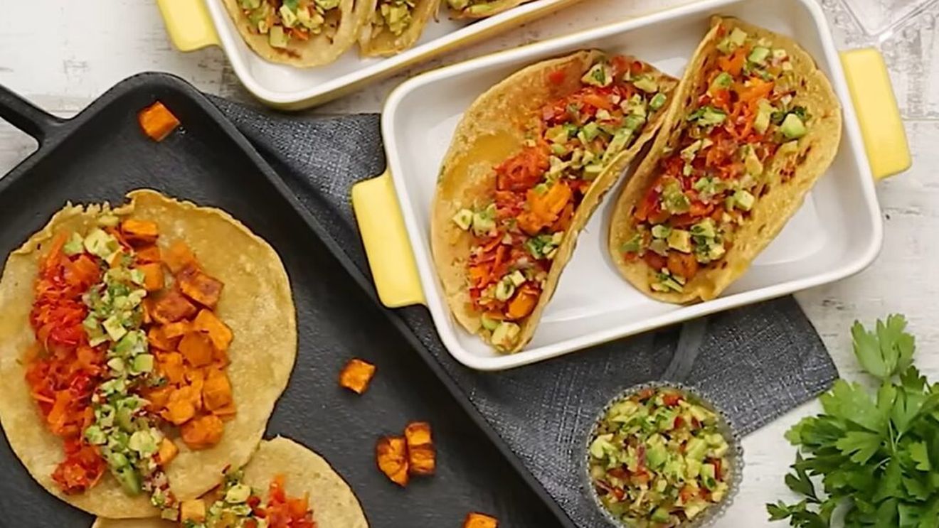 Sărbători Conștiente: cum construim mese festive echilibrate folosind mai multe ingrediente vegetale - pentru că merită să încercăm varietatea / Sfatul nutriționistului Tania Fântână