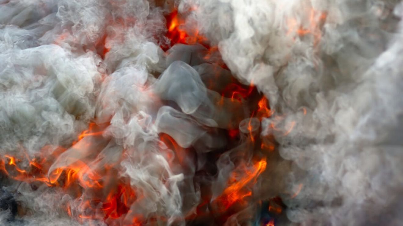 Incendiu la o gospodărie din județul Bihor / Flăcările au cuprins acoperișul unui grajd și au ucis o cloșcă și zeci de pui