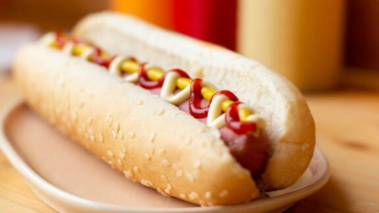 Povestea din spatele hot dog-ului: Cârnăciorul umil tranformat în fenomen internațional de un emigrant german după Războiul Civil American