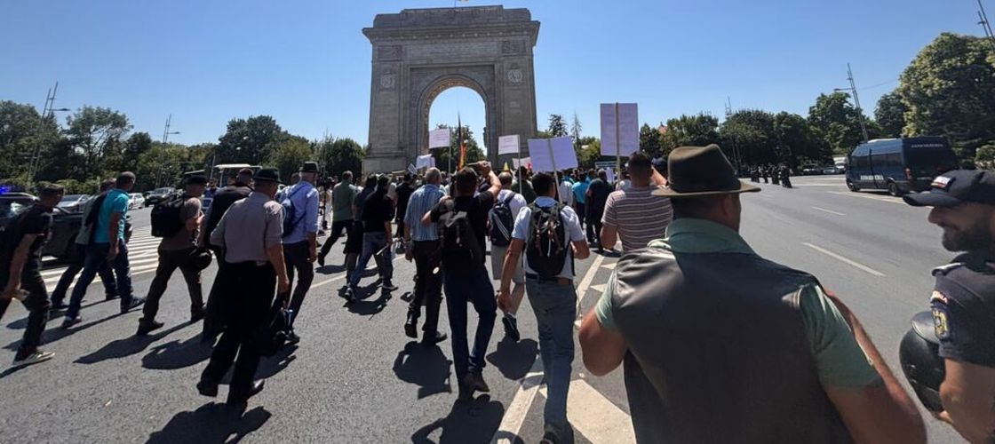 VIDEO | Oierii au plecat în marș spre Piața Victoriei după protestul cu gaze lacrimogene de la ANSVSA / Cer reluarea exporturilor și demiterea șefului instituției
