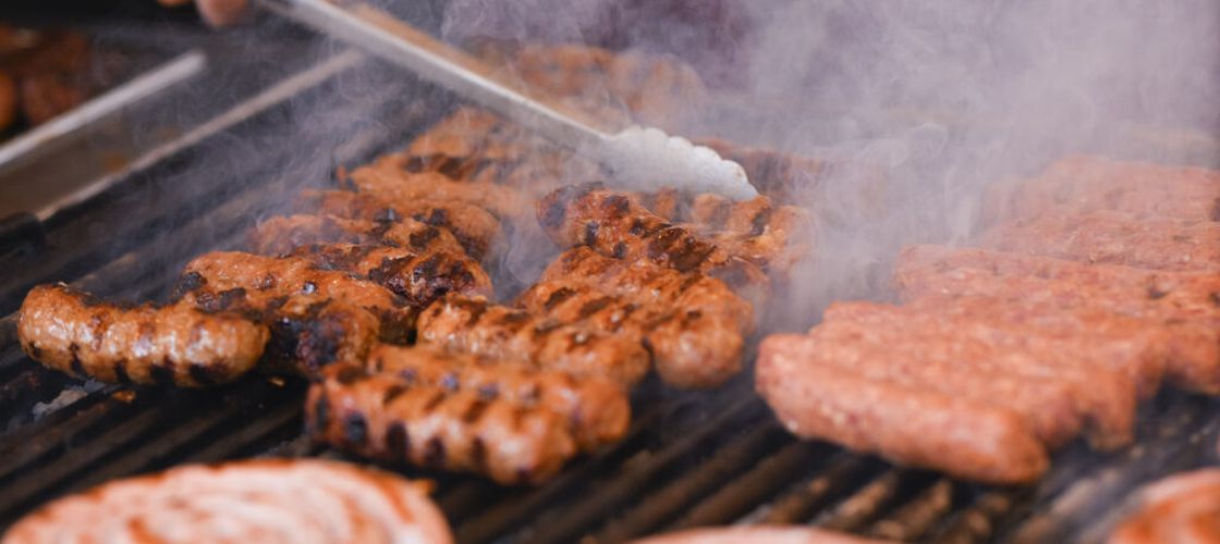 Cozi la mici și pastramă în Obor. Cât a costat meniul tradițional la festival