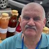 VIDEO | După pensionare s-au întors la pământ / Povestea soților Mureșan, care transformă recolta din grădină în zeci de bunătăți făcute ca odinioară / Liviu Mureșan: „La început am făcut pentru noi și pentru câțiva prieteni. Ei ne-au spus: «De ce nu faceți să guste și alții?» Și așa a început totul”
