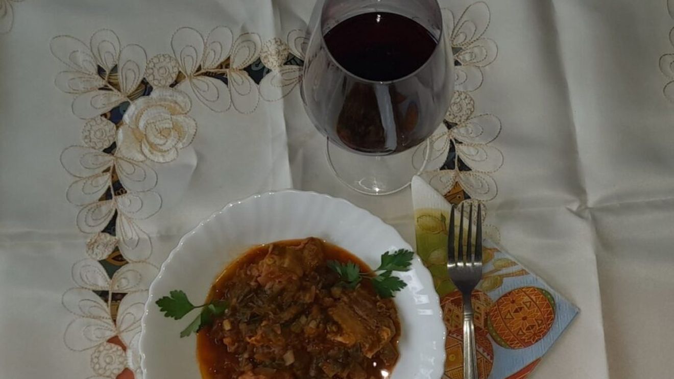 Rețetele bunicii | Stufat de primăvară, o tocăniță de miel scăldat în verdețuri