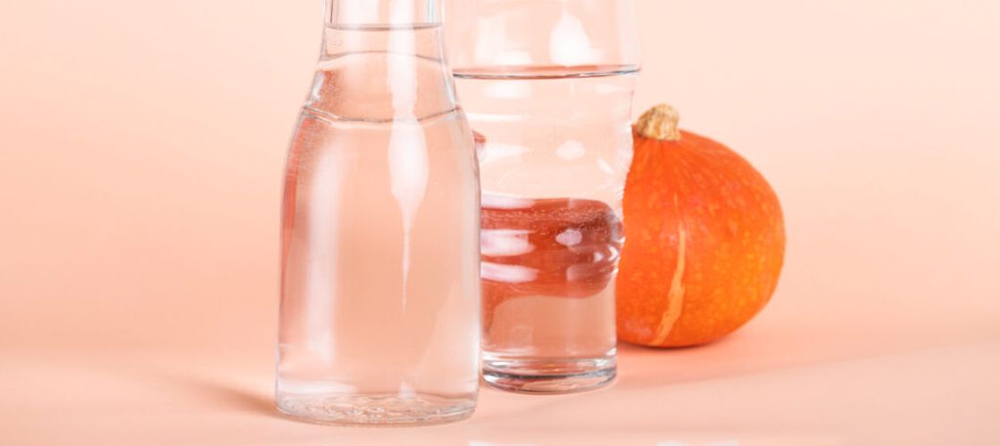 „Stacked water”, noul trend viral din online / Ce spun specialiștii despre apa „îmbogățită” cu suplimente / Beneficii și riscuri