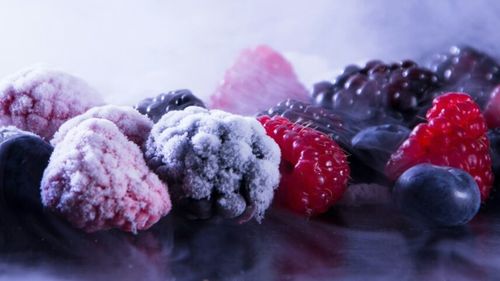 Într-un transport de pulpă de fructe congelată din Ecuador au fost găsite 16 kg de heroină. Marfa, descărcată în Portul Constanţa, urma să ajungă în Olanda. Transportul a fost verificat la Nădlac, iar două persoane sunt reţinute