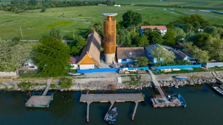 În Grădina Deltei, parte a Memorialului Ivan Patzaichin, lucrează cot la cot studenți francezi și români/ „Prelungim ecosistemul acesta care aparţine Dunării. O parte va pleca şi la Muzeul Astra din Sibiu, unde se face mini-delta lui Ivan Patzaichin”