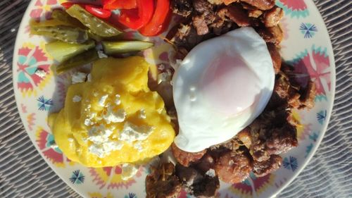 Rețetele Juanitei | Tochitură româneasă, cu mămăligă, ou prăjit, brânză și murături/ O bombă calorică, dar câteodată ne place să ne amintim de gustul copilăriei