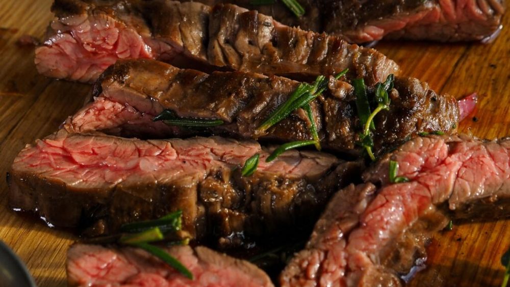 Știai că poți deveni alergic la carne, dacă ai fost mușcat de o căpușă?/Ce schimbări în dietă trebuie să facă persoanele cu sindromul alfa-gal, generat de o moleculă inoculată prin mușcătura de căpușă