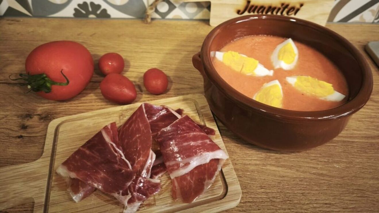 Supa de roșii rece pentru vară/ În sudul Spaniei îi spune salmorejo, în nord gazpacho