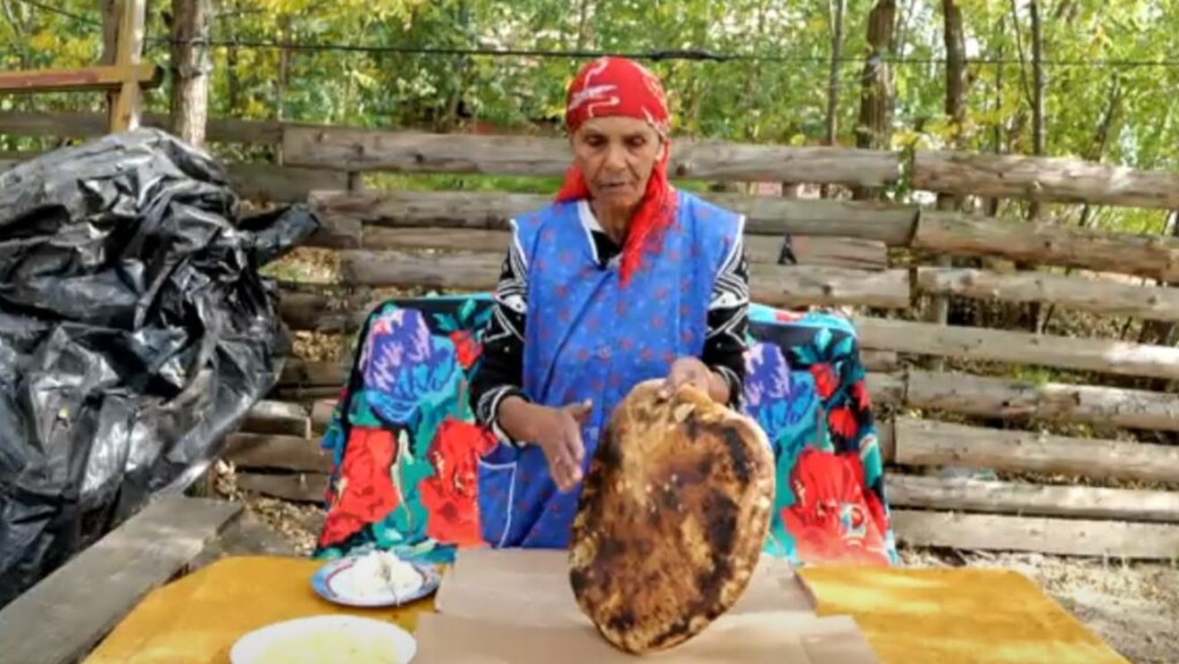 VIDEO | „Pită țigănească”, pâinea coaptă între doguri – rețetă tradițională a romilor din Banat