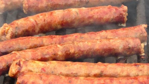 Buzău: Festivalul Cârnaţilor de Pleşcoi are loc, timp de două zile, în localitatea Berca / Vizitatorii vor putea degusta din produsele tradiţionale, precum cârnaţii de pleşcoi, babicul şi ghiudem, dar şi din preparate culinare gătite pe loc