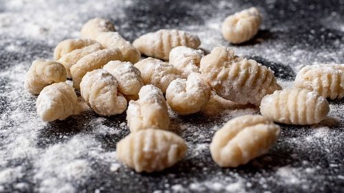 ABC în bucătărie. Cele mai simple găluște de post – gnocchi de făină în stil italian, fără ouă, fără cartofi, doar apă, făină și ulei. Se pot combina cu orice fel de sos (VIDEO)