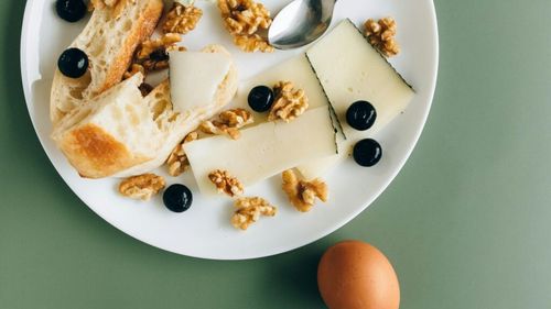 Chiar dacă vrei să-ți protejezi rinichii și inima, nu fugi de alimentele bogate în sodiu/ Nutriționiștii spun că acest mineral este benefic, secretul fiind doar să-l consumi cu moderație