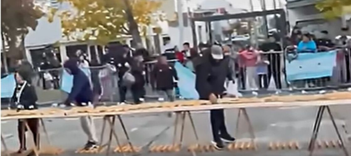 VIDEO | Un sandviș de 750 de metri trebuia să intre în Cartea Recordurilor / Mulțimea nu a avut răbdare și a mâncat o bună parte din preparat înainte de măsurători