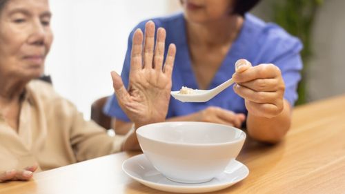 Patru alimente asociate cu pierderea memoriei/În special vârstnicii ar trebui să le evite/Ce alte alimente sunt bune împotriva demenței