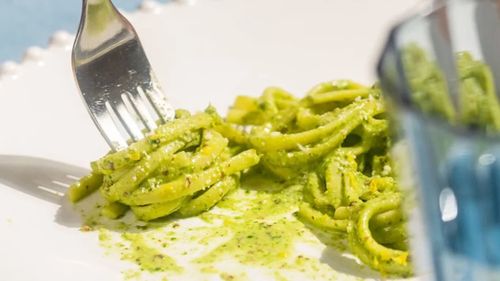 Pastele de vineri seara. Linguine cu pesto de migdale, lămâie și busuioc. O combinație care aduce calm și răcoare și se prepară cât ai bate din palme