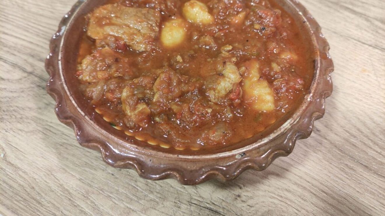 Rețetele Juanitei: Gulaș de porc/ Iute ca focul sau cu mai puțină paprika, îl preparăm după gust/ În rețeta clasică se pun găluște de făină sau cartofi, eu am pus paste de cartofi