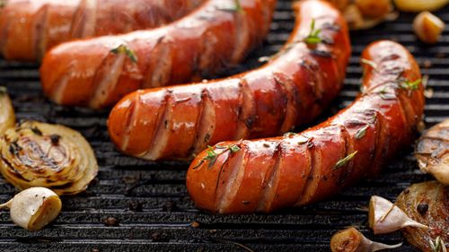 Șapte alimente pe care chefii Michelin spun să nu le pui pe grătar / Cu ce poți înlocui cârnații și burgerii