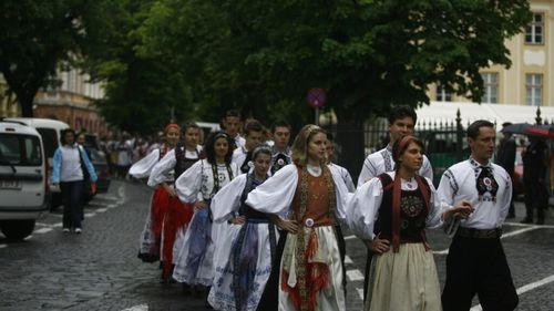 Cum era serbat Paştele, în anii ’80, în comunităţile multietnice din Transilvania. Dulciuri după reţete săseşti şi obiceiul „stropitului fetelor”