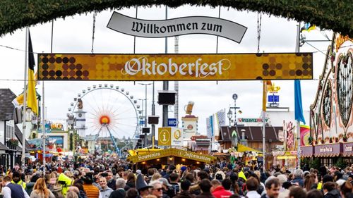 A început Oktoberfest, la München/ Prețul berii a crescut cu 2,8% și a ajuns la 15,90 lei litrul, dar apa este gratuită!