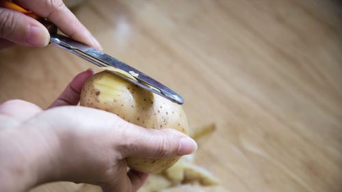 Mașina de curățat cartofi industrială cu capacitate de 2 tone pe oră: Nu mai folosește centrifugarea, ci lame din oțel (VIDEO)