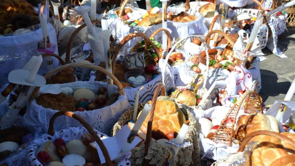 Sfințirea  bucatelor de Paștele Catolic a oprit circulația în Miercurea Ciuc/ Mii de oameni au participat la ceremonia de sfințire