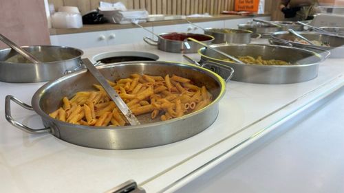 Zona de food a unui hypermarket din București, asaltată în timpul săptămânii de angajații marilor companii din apropiere/Oferta culinară: burgeri, mâncare românească și asiatică, salate