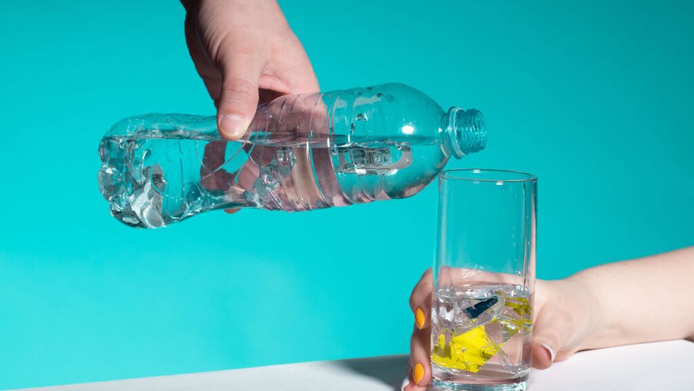 Cum poți elimina microplasticele din apa de băut. Metoda simplă, susținută de cercetări științifice, pe care o poți aplica acasă