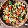 Salată de paste Caesar: Rețeta completă pentru un preparat cremos, crocant și perfect pentru zilele de vară