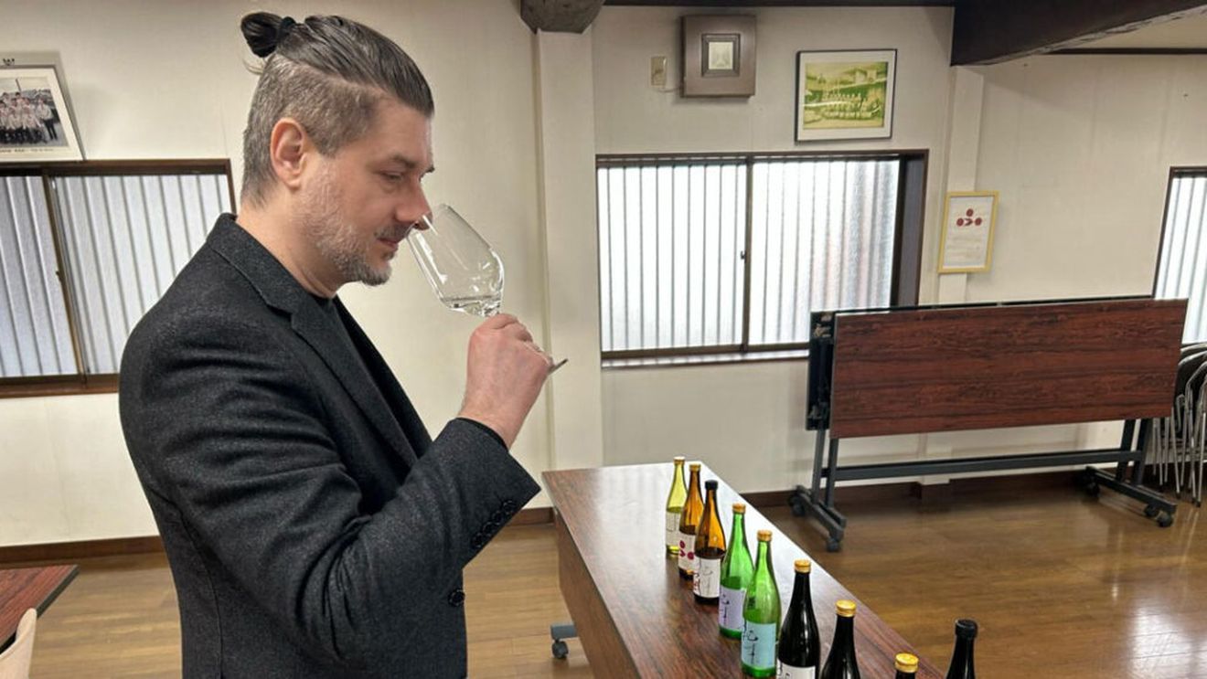 „Nu este o țuică japoneză”. Dragoș Marinescu, expert în sake, explică de ce băutura din orez seamănă mai mult cu vinul