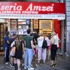 Incident violent la coada de la celebra patiserie din Piața Amzei, în plin „război al merdenelelor”. Poliția a intervenit
