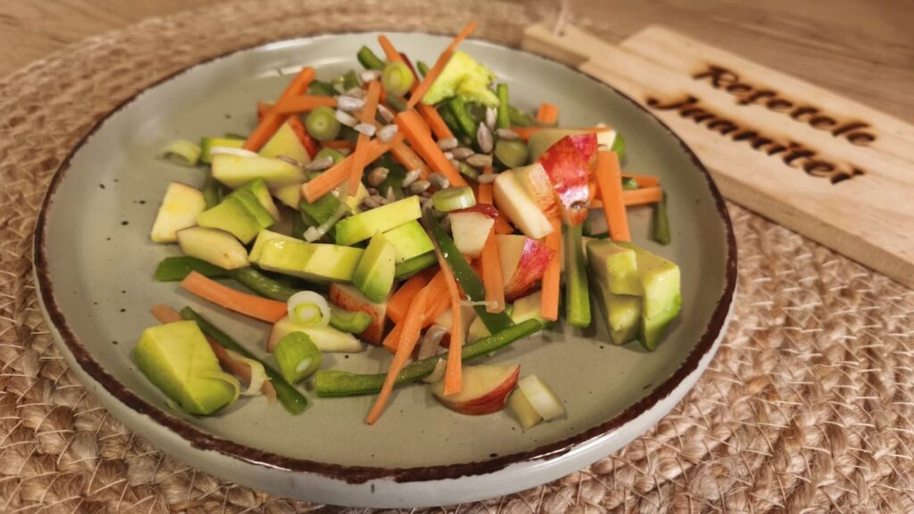 Rețetele Juanitei | Salată Fitness cu măr și legume crocante/ Ușoară, plină de culoare și gata în câteva minute, este alegerea perfectă pentru o masă echilibrată și energizantă