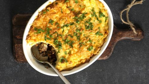 Idei de cină la gura cuptorului. Shepherd's Pie, o tartă tradițională irlandeză, cu sos de carne dedesubt și piure de cartofi deasupra