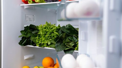 Fructe stricate, rafturi lipicioase și dezordine? 10 trucuri utile pentru un frigider mai curat și organizat / Obiceiurile care îți fac viața mai ușoară în bucătărie