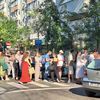 Scandalul merdenelelor a adus și mai mulți clienți la Nea Mihai / Coada s-a întins în stradă