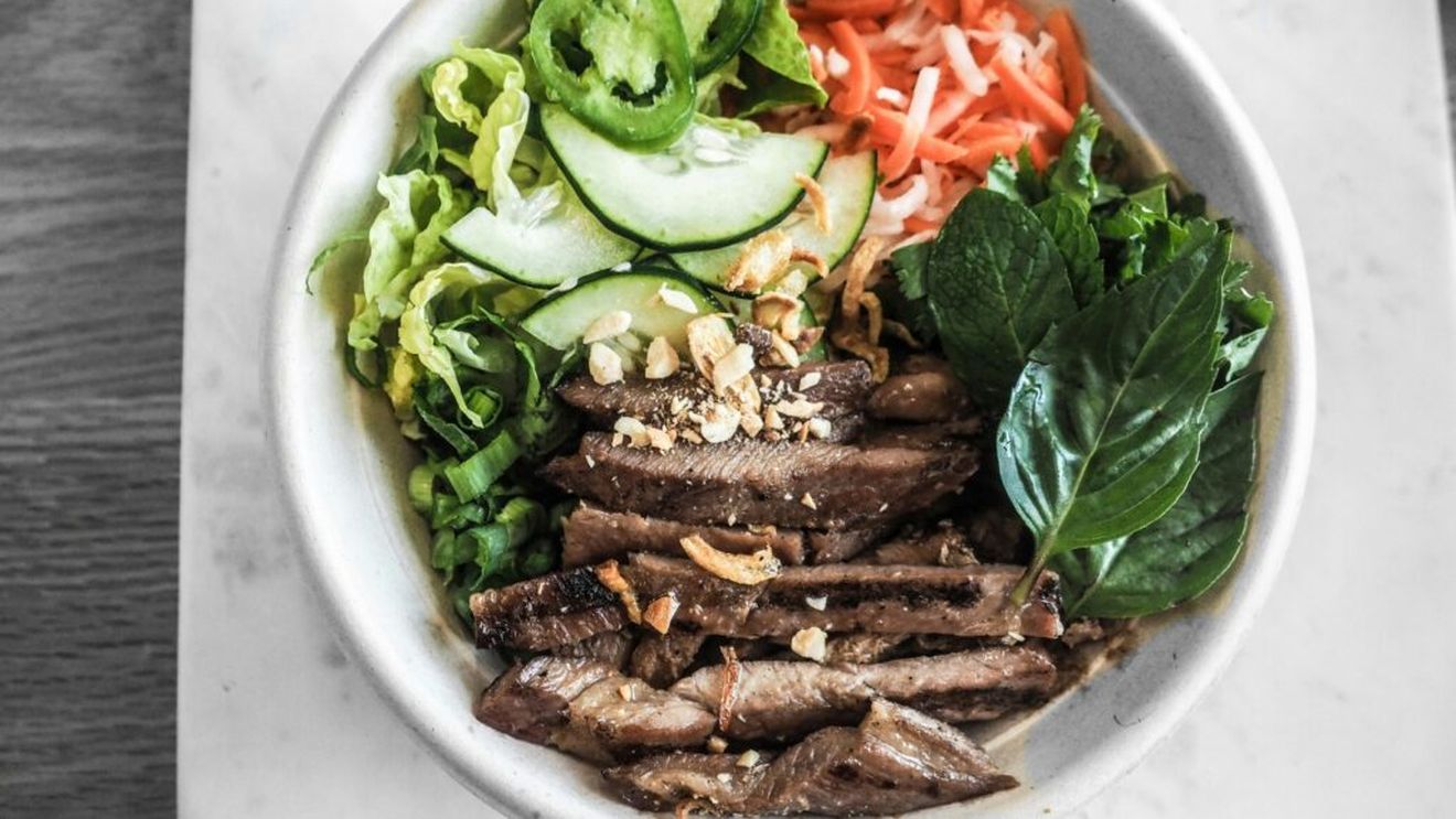 Salată de vită, sănătoasă și versatilă/Cercetătorii vă sfătuiesc să asociați carnea roșie cu salată, pentru a-i contracara efectele negative