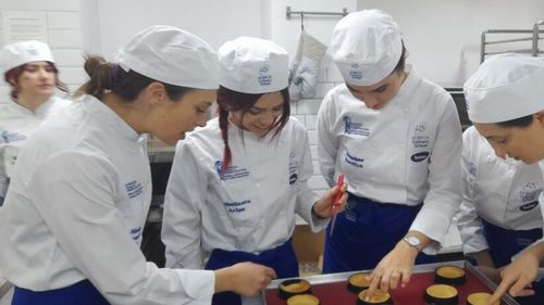 VIDEO | Prăjiturile pentru Crăciun vor fi mai deosebite, anul acesta, pentru absolvenții unui curs de pregătire cofetari/ Unii vor profesa în domeniu, pentru alții prepararea dulciurilor este doar un hobby, dar toți pot realiza acum deserturi de poveste