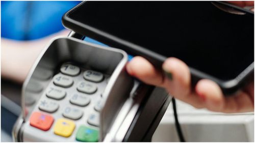 Studiu: 65% dintre românii care vor merge în vacanță în străinătate vor plăti cu telefonul sau cu ceasul inteligent în restaurante