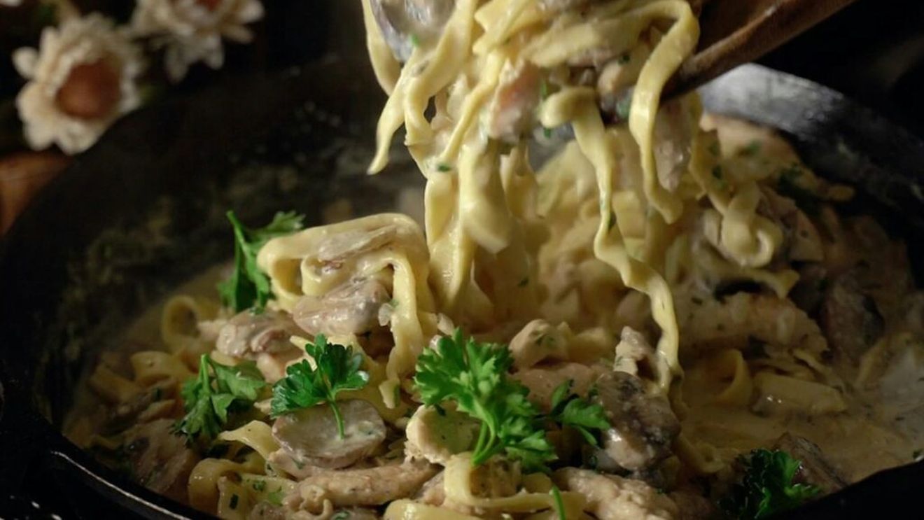 Prânzul de duminică. Paste cu ciuperci și cârnați proaspeți. Versiune simplă sau la cuptor, cu mai multe variante